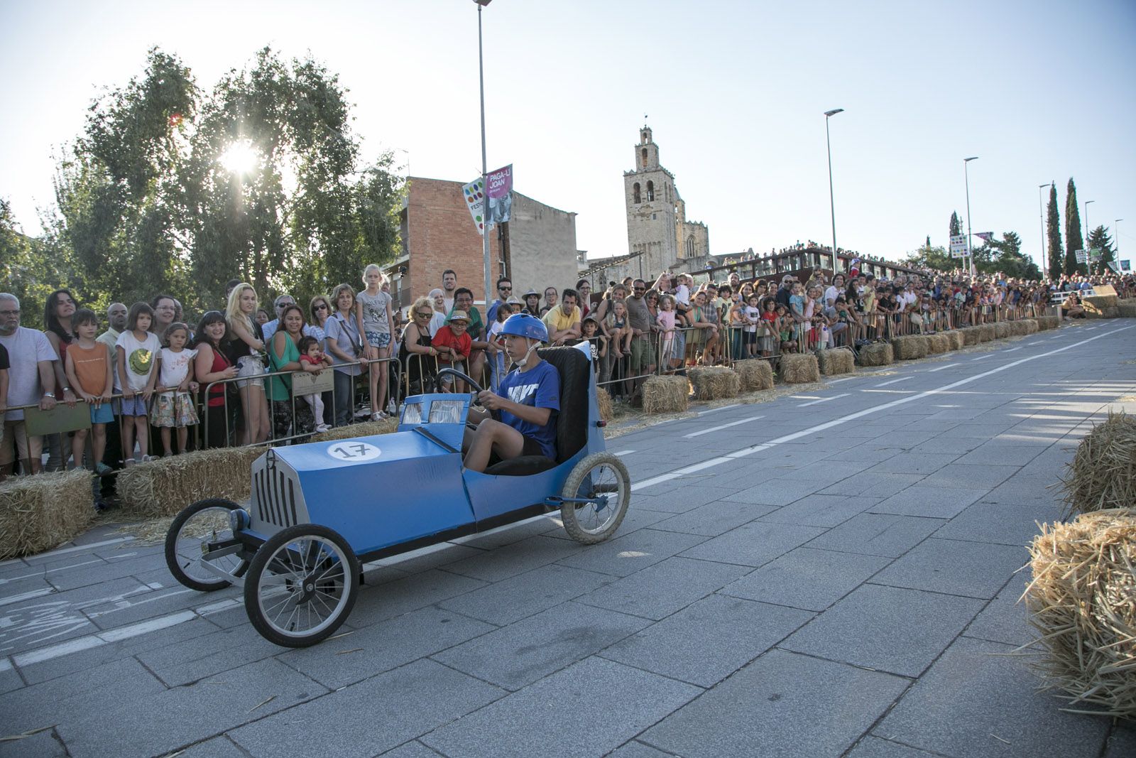 Llitboard: baixada de carros al Pg. de Francesc Macià. FOTO: Lali Puig