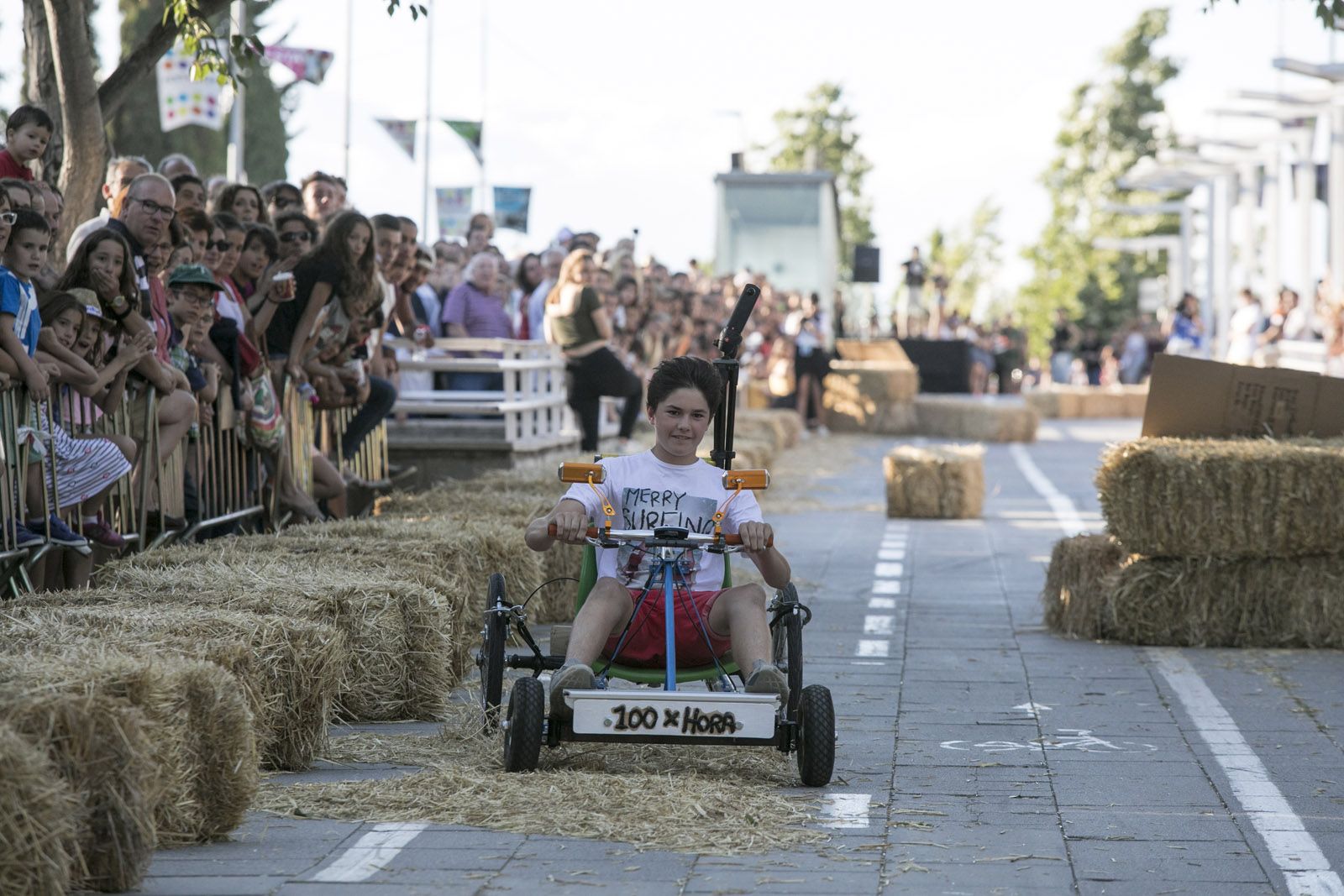 Llitboard: baixada de carros al Pg. de Francesc Macià. FOTO: Lali Puig