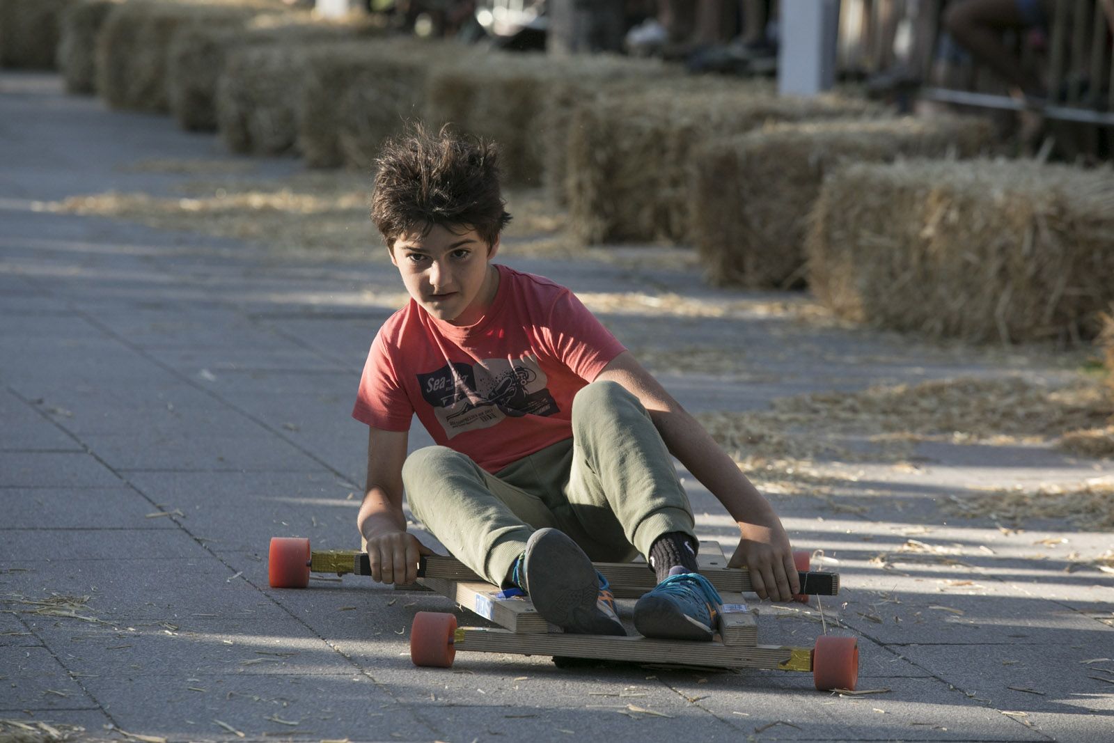 Llitboard: baixada de carros al Pg. de Francesc Macià. FOTO: Lali Puig
