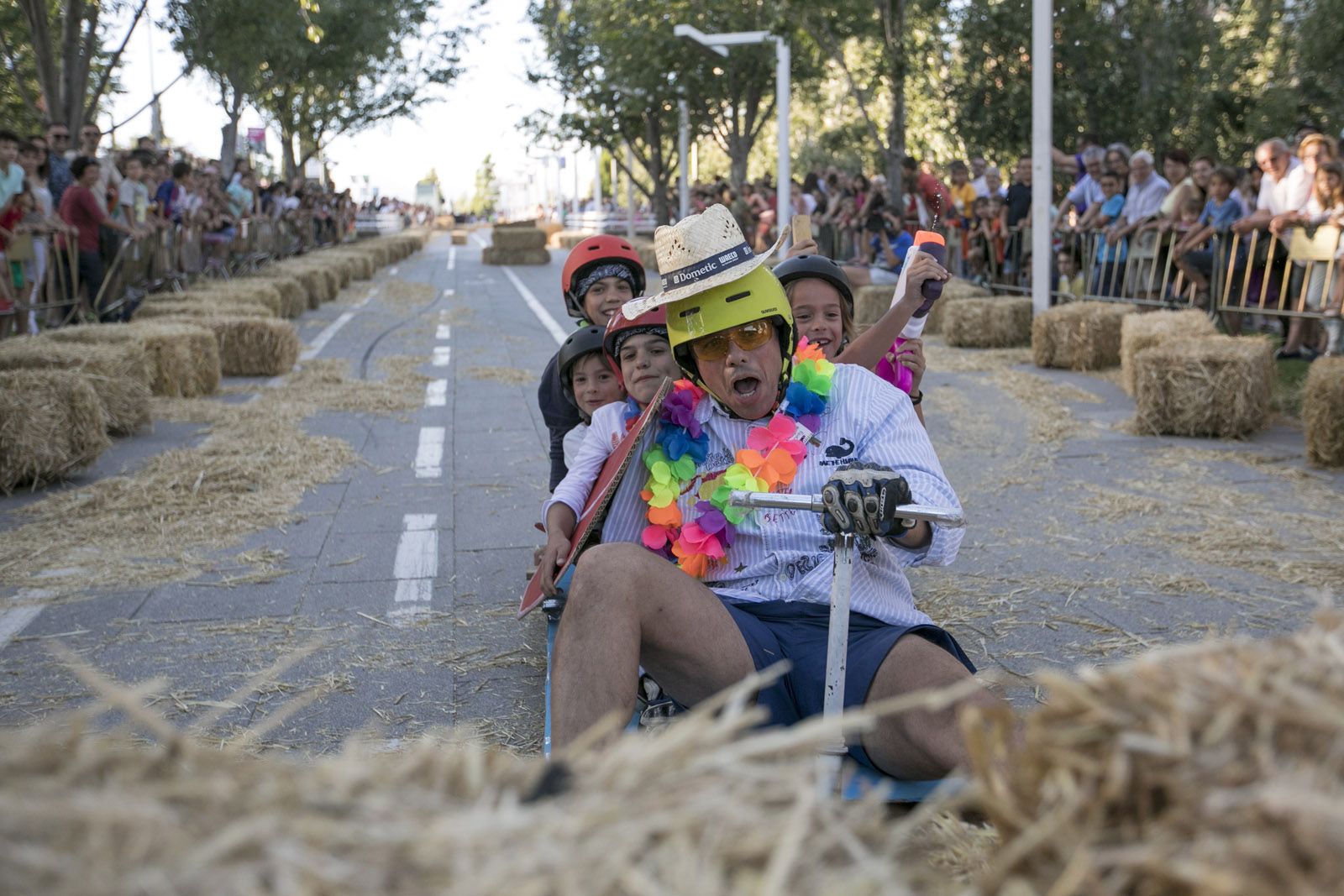 Llitboard: baixada de carros al Pg. de Francesc Macià. FOTO: Lali Puig