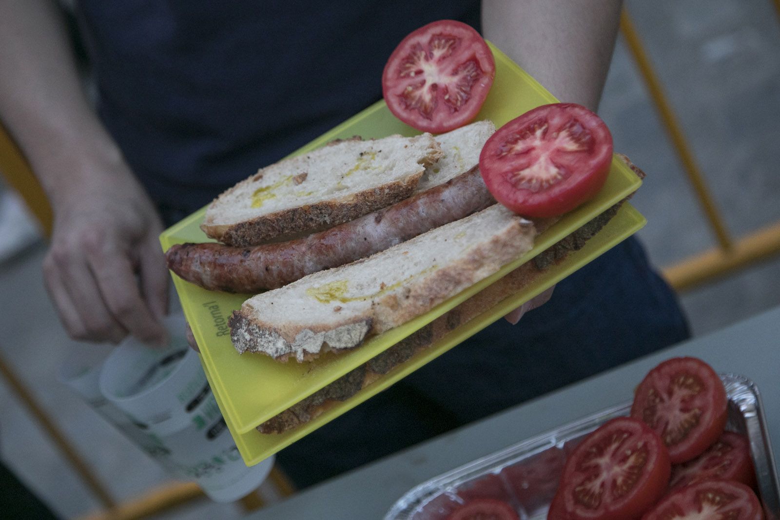 Botifarrada popular a la Plaça de Barcelona. FOTO: Lali Puig