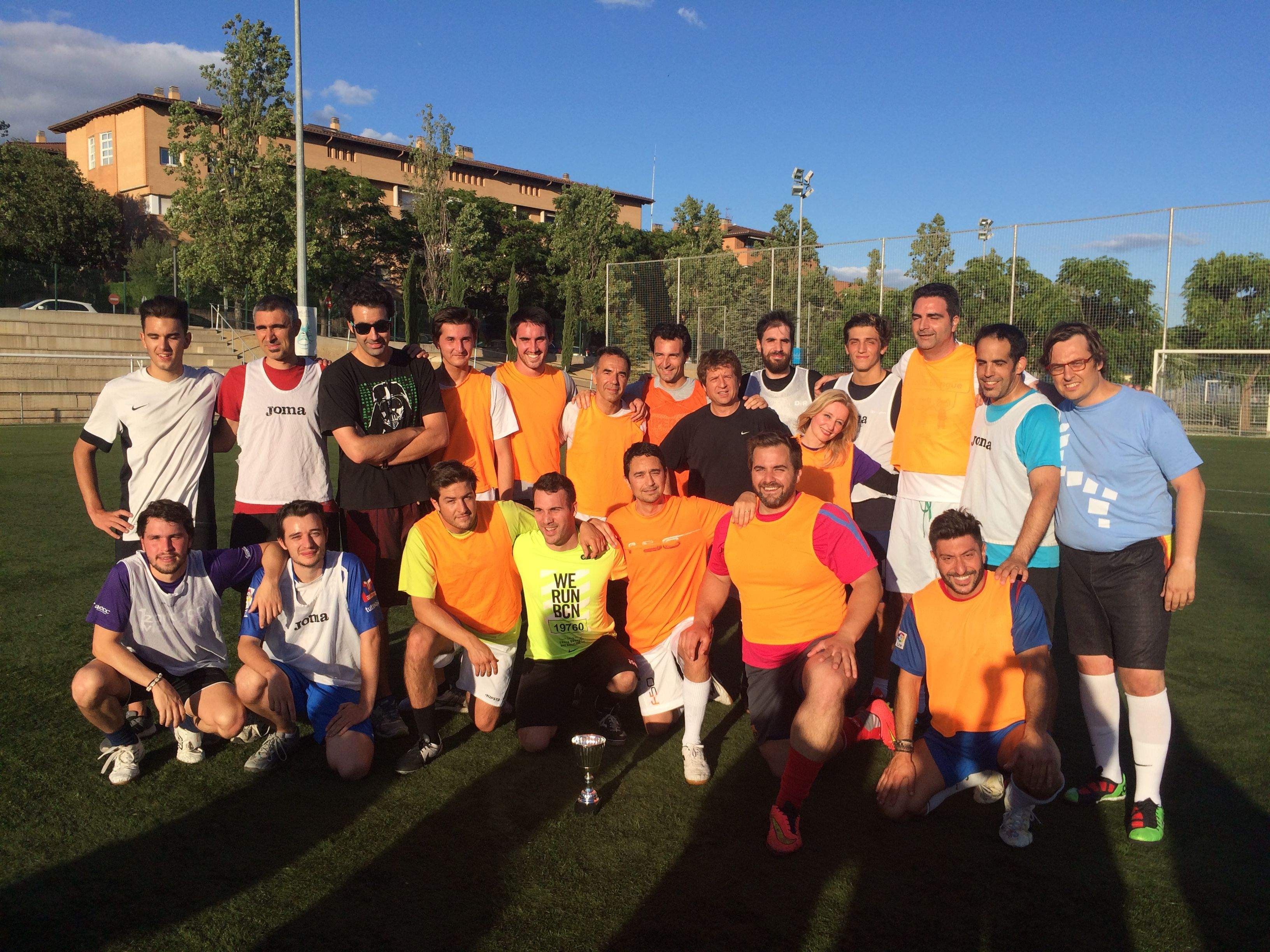 Els polítics i els periodistes després del partit de futbol-7. FOTO: Cedida