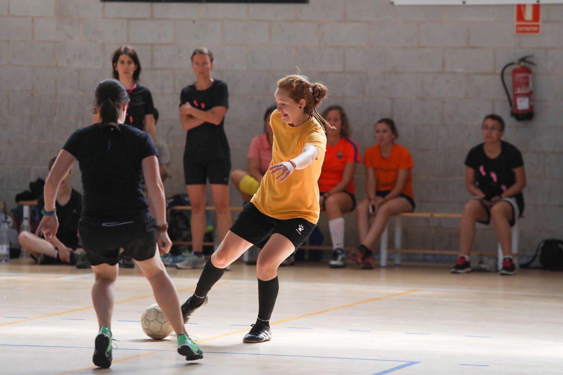 El segon Torneig 12 Hores de Futbol Sala Femení Pas a Pas amb el Càncer de Mama s'ha jugat a la zona esportiva municipal de la Floresta. FOTO: Lali Puig