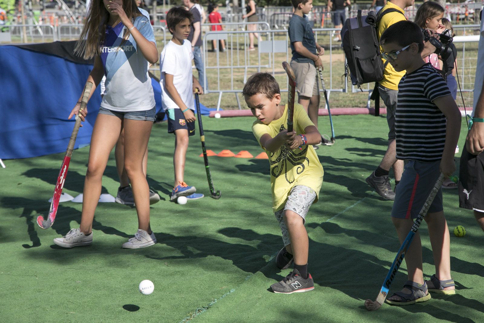 L'hoquei sobre herba, un dels molts esports que s'han pogut practicar a l'Esport al Carrer. FOTO: Lali Puig