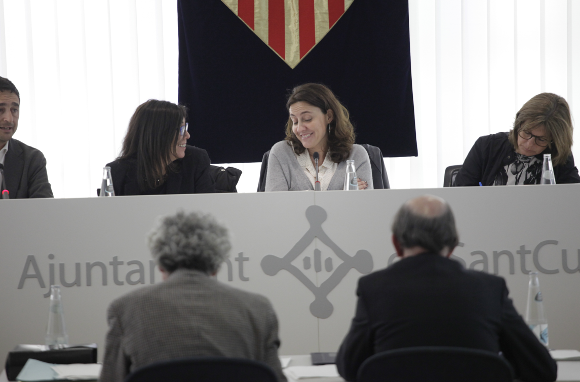L'interventor i el secretari, d'esquenes, durant un ple municipal FOTO: Artur Ribera