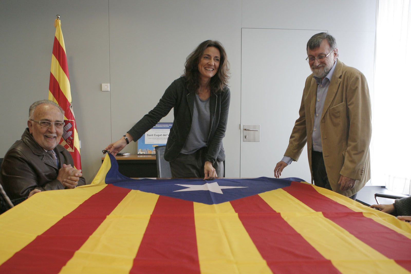 Consesa a l'Ajuntament amb l'estelada i representants de les entitats sobiranistes de Sant Cugat. Foto: Arxiu / A. Ribera