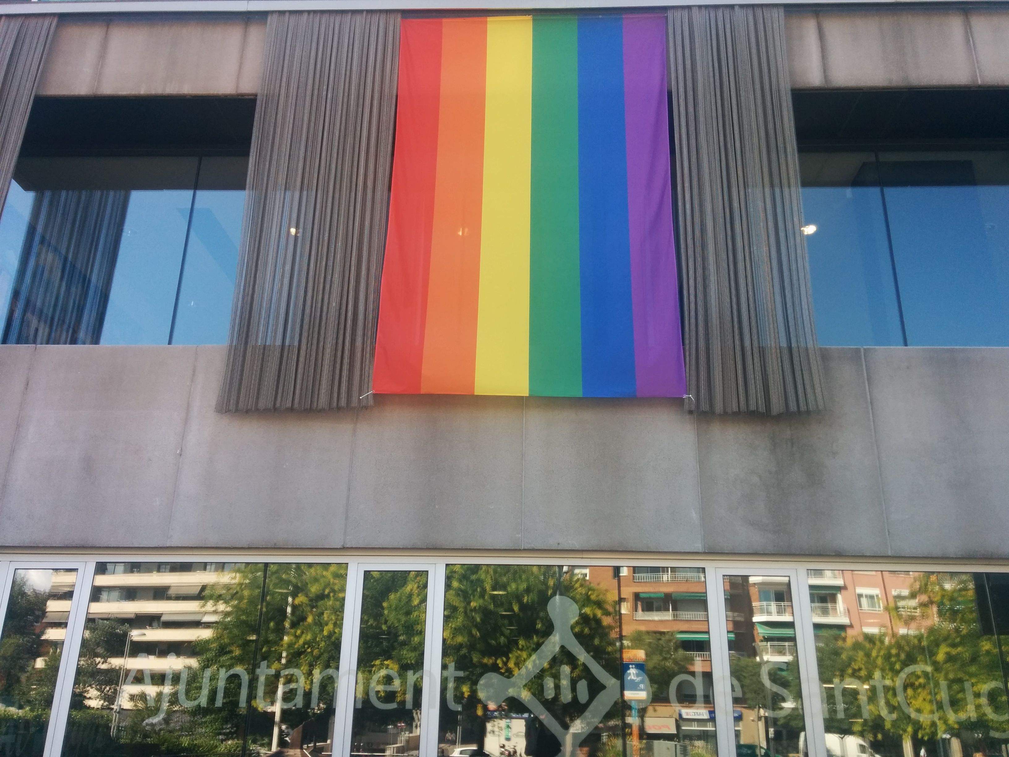 L'ajuntament de Sant Cugat amb la bandera de l'arc de Sant Martí 