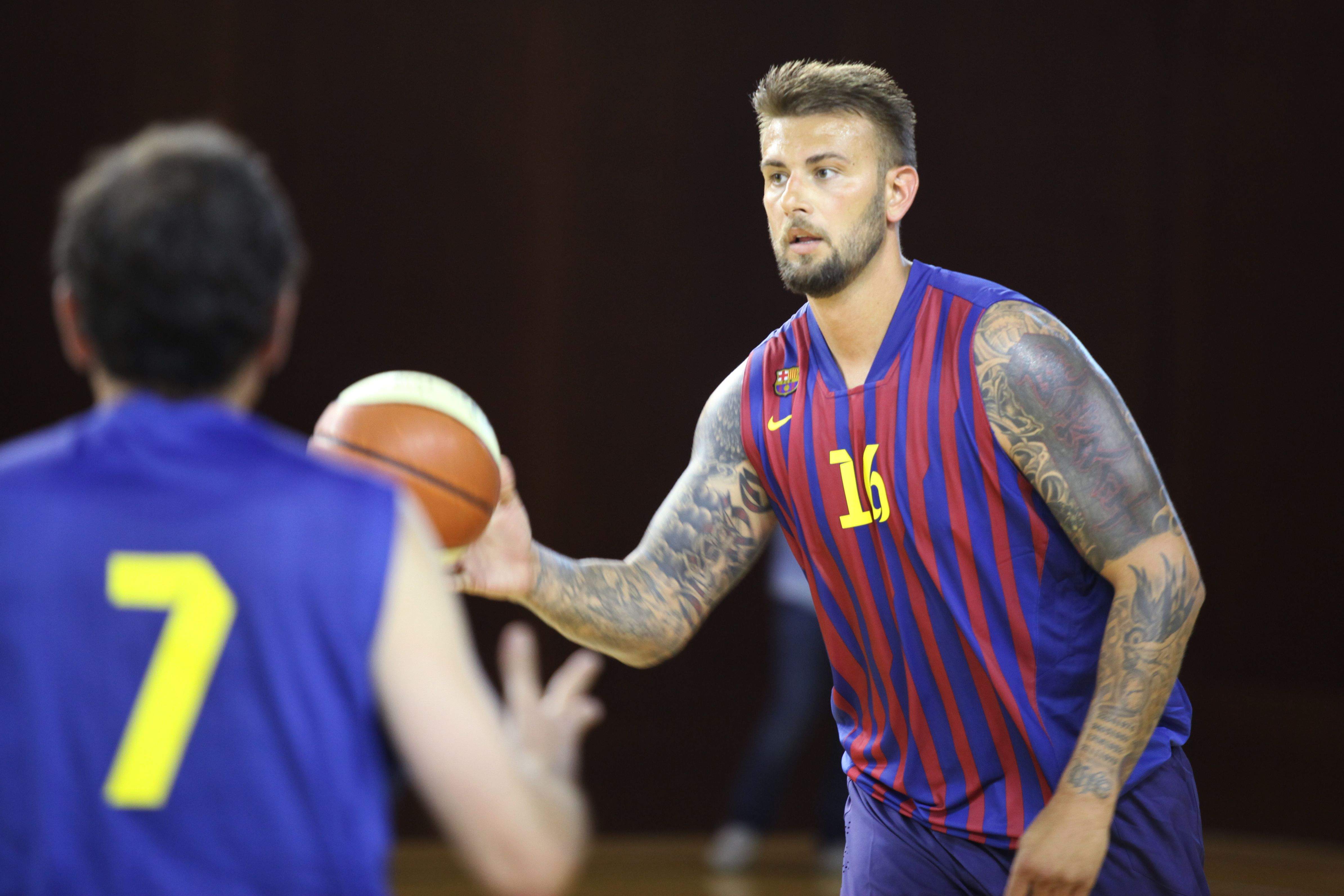 El primer equip de veterans del FC Barcelona, en un partit contra el Qbasket, ara fa dos anys. FOTO: Lali Puig