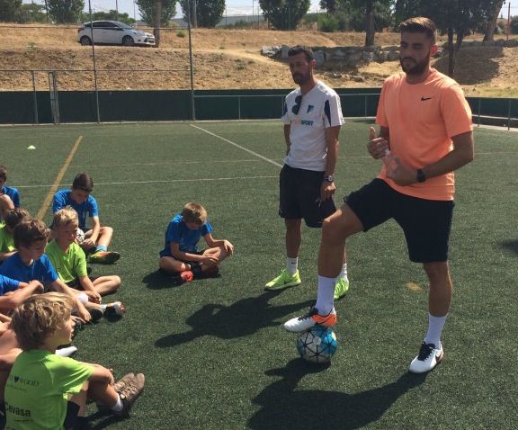 David López conversant amb els nois del campus del Junior FC. FOTO: Junior FC