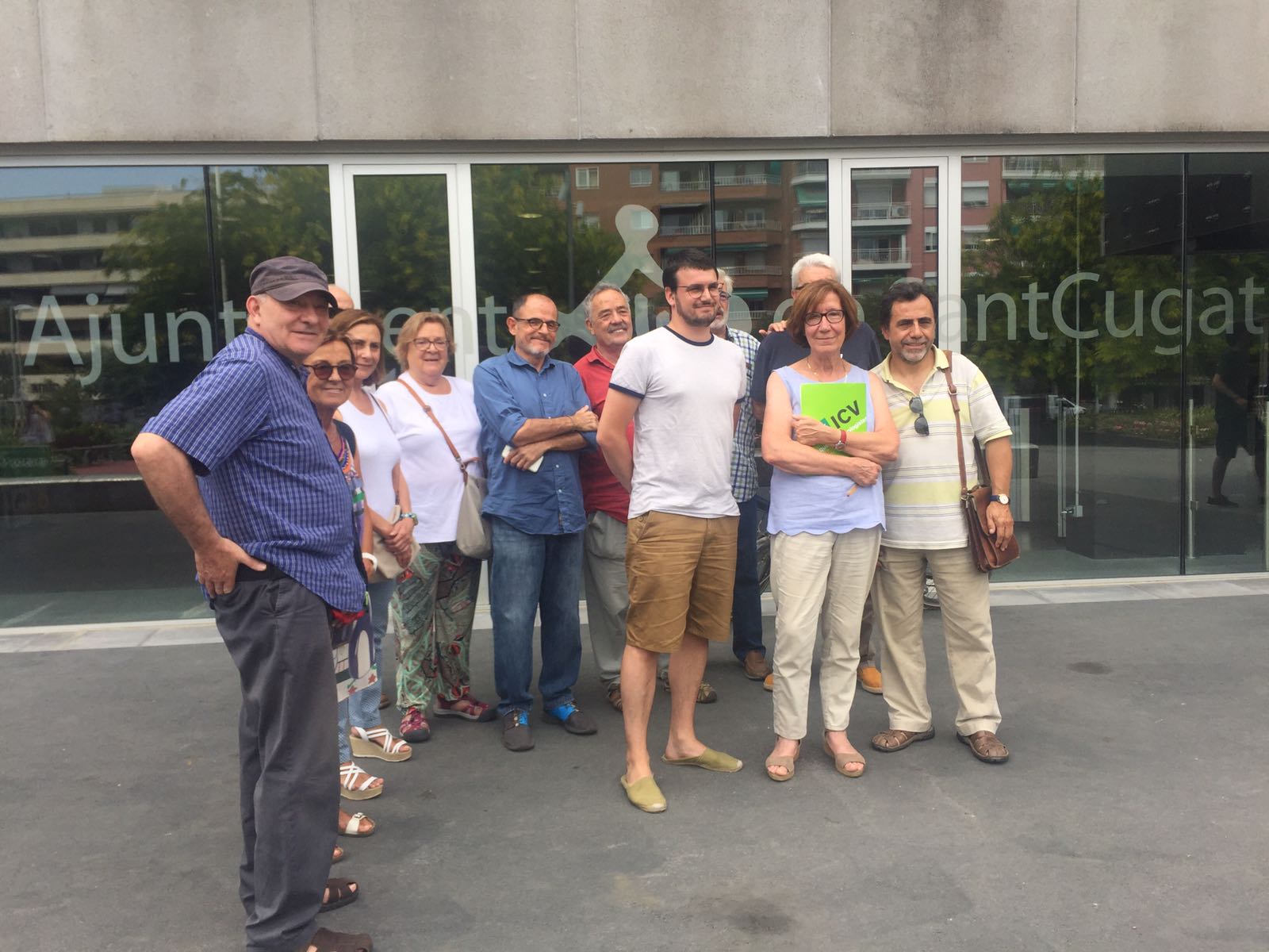 Membre d'ICV-EUiA en el moment de la roda de premsa per fer el comunicat FOTO: Àgata Guinó