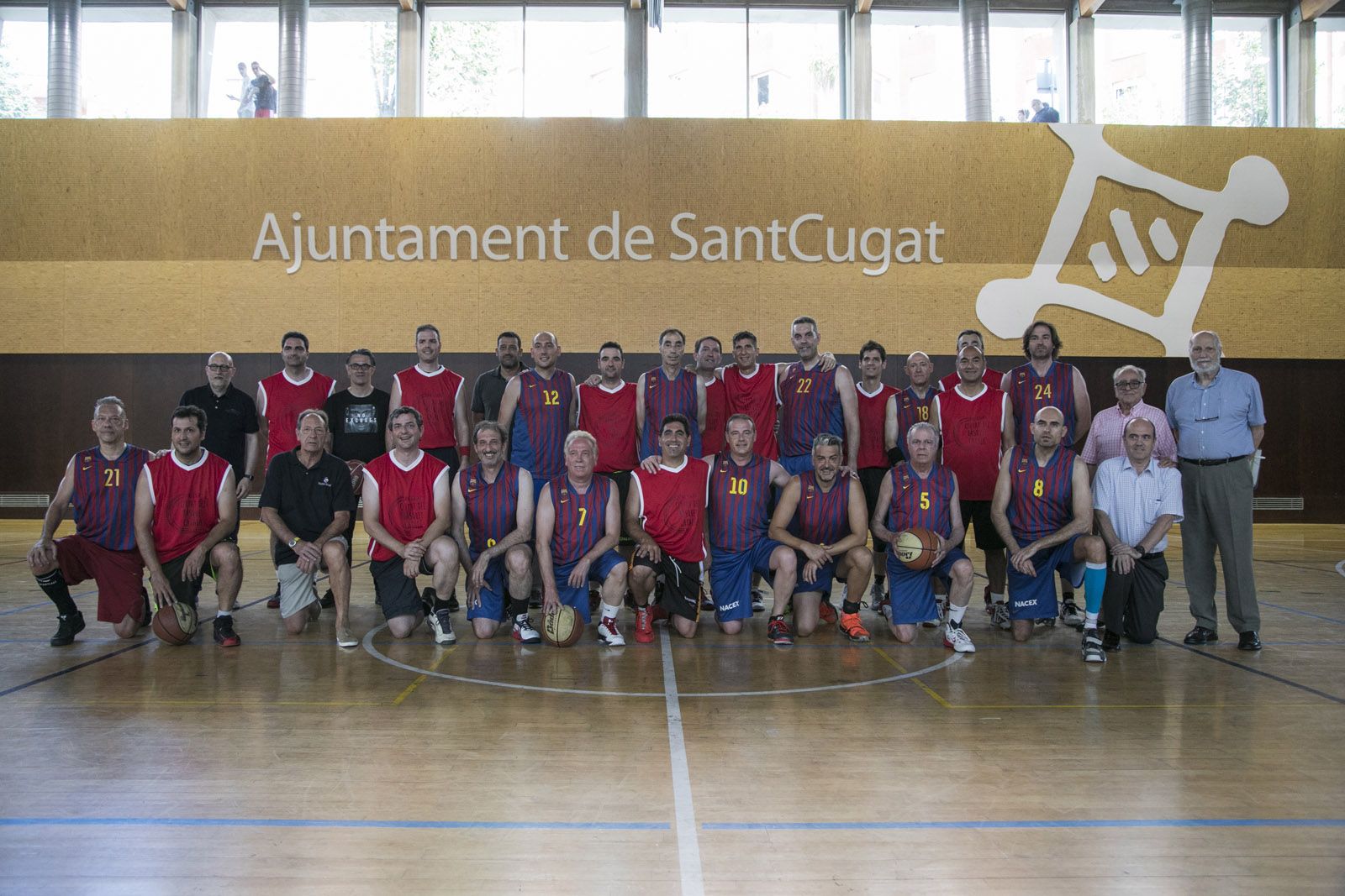 El partit de bàsquet ha enfrontat exjugadors del CB Sant Cugat amb el segon equip de veterans del FC Barcelona. FOTO: Lali Puig