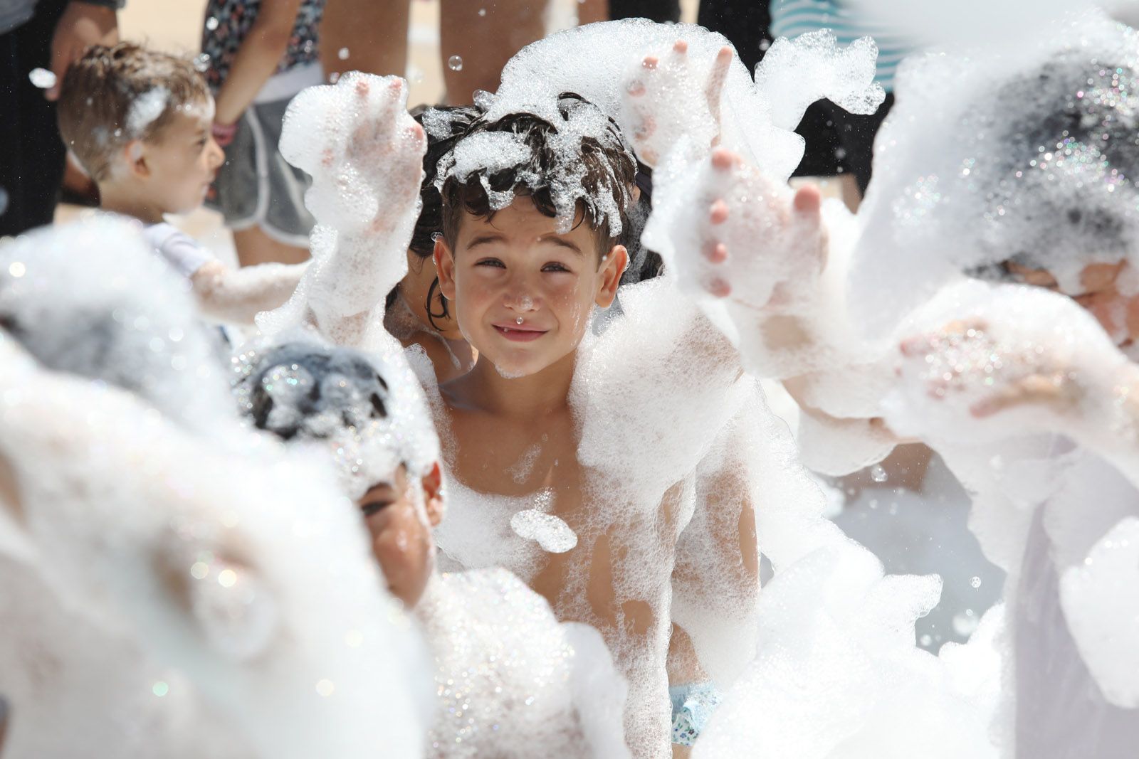 Festa de l’escuma al Casal de Mira-sol. FOTO: Lali Puig