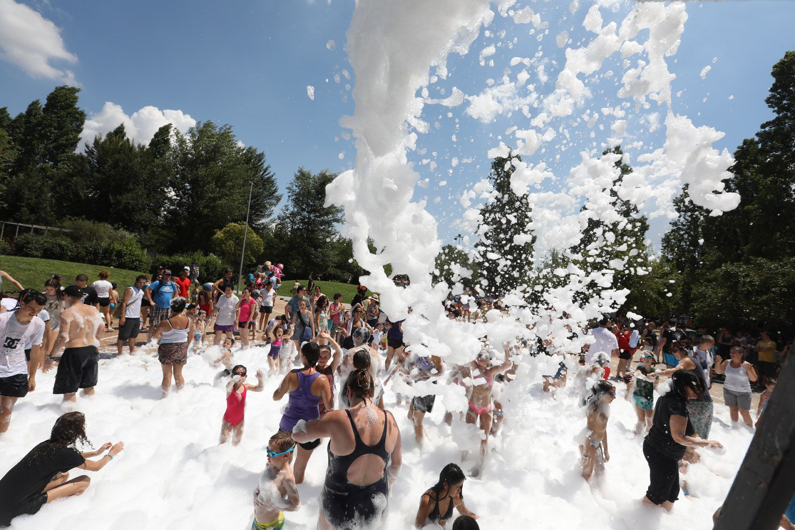 Festa de l’escuma al Casal de Mira-sol. FOTO: Lali Puig
