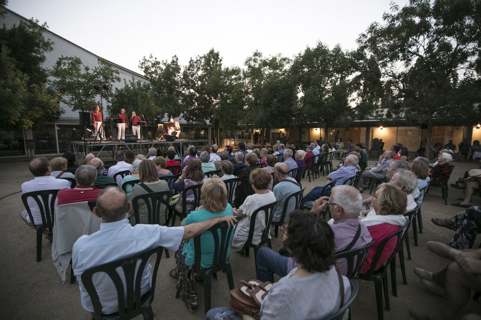 Havaneres i rom cremat al Casal de Mira-sol. FOTO: Lali Puig