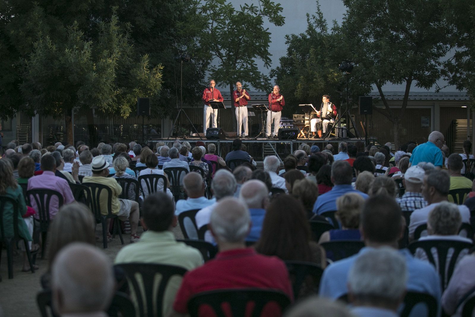 Havaneres i rom cremat al Casal de Mira-sol. FOTO: Lali Puig