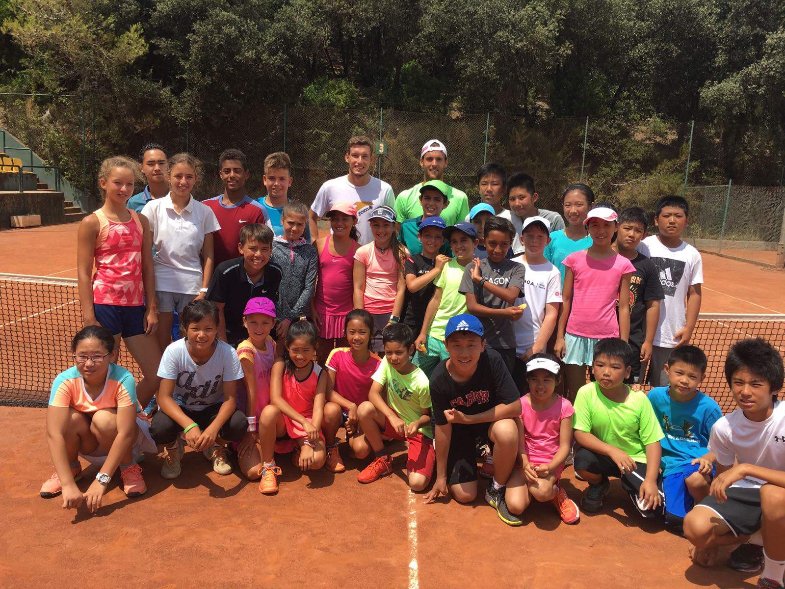 Joao Sousa i Pablo Carreño, visitant el campus d'estiu del Club Esportiu Valldoreix. Foto: Club Esportiu Valldoreix