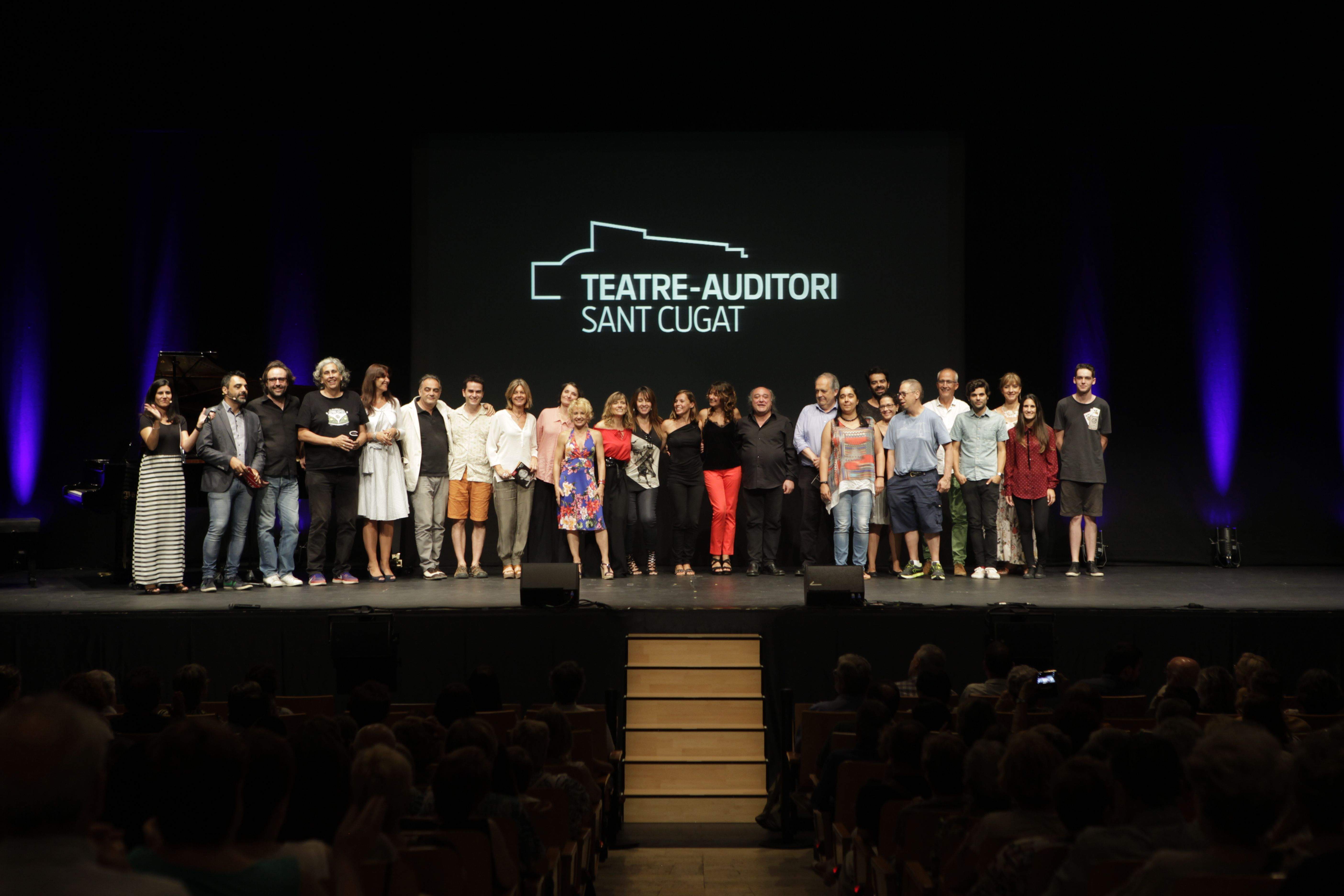 Fot de família dels artistes presents a l'acte de presentació de la nova temporada al teatre-Auditori. FOTO: Artur Ribera