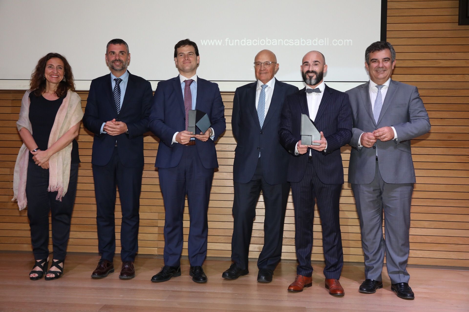 Els premiats amb el president de Ban Sabadell i amb els representants de diferents administracions. FOTO: Localpres