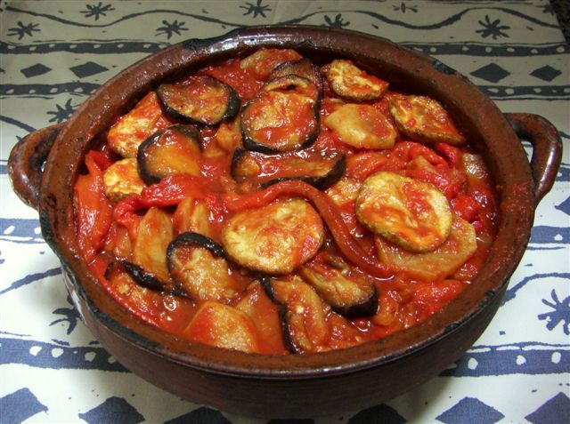 El tombet és un plat senzill fet amb patates, pebrots vermells, albergínia i tomàquets FOTO: Cedida