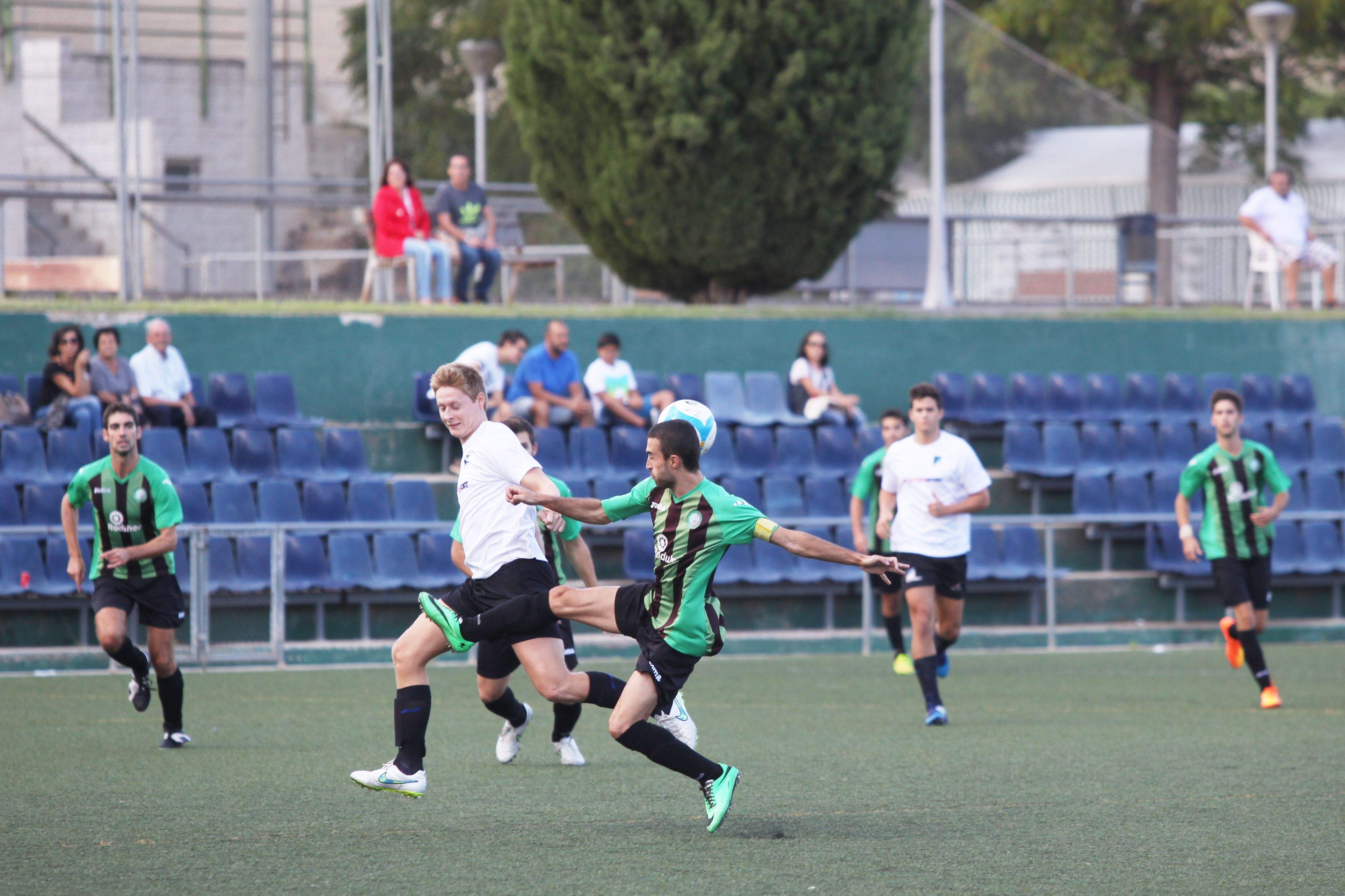 El primer partit de lliga de la temporada 2015-2016 va enfrontar el Junior FC B i el CFU Mira-sol Baco. FOTO: Lali Puig