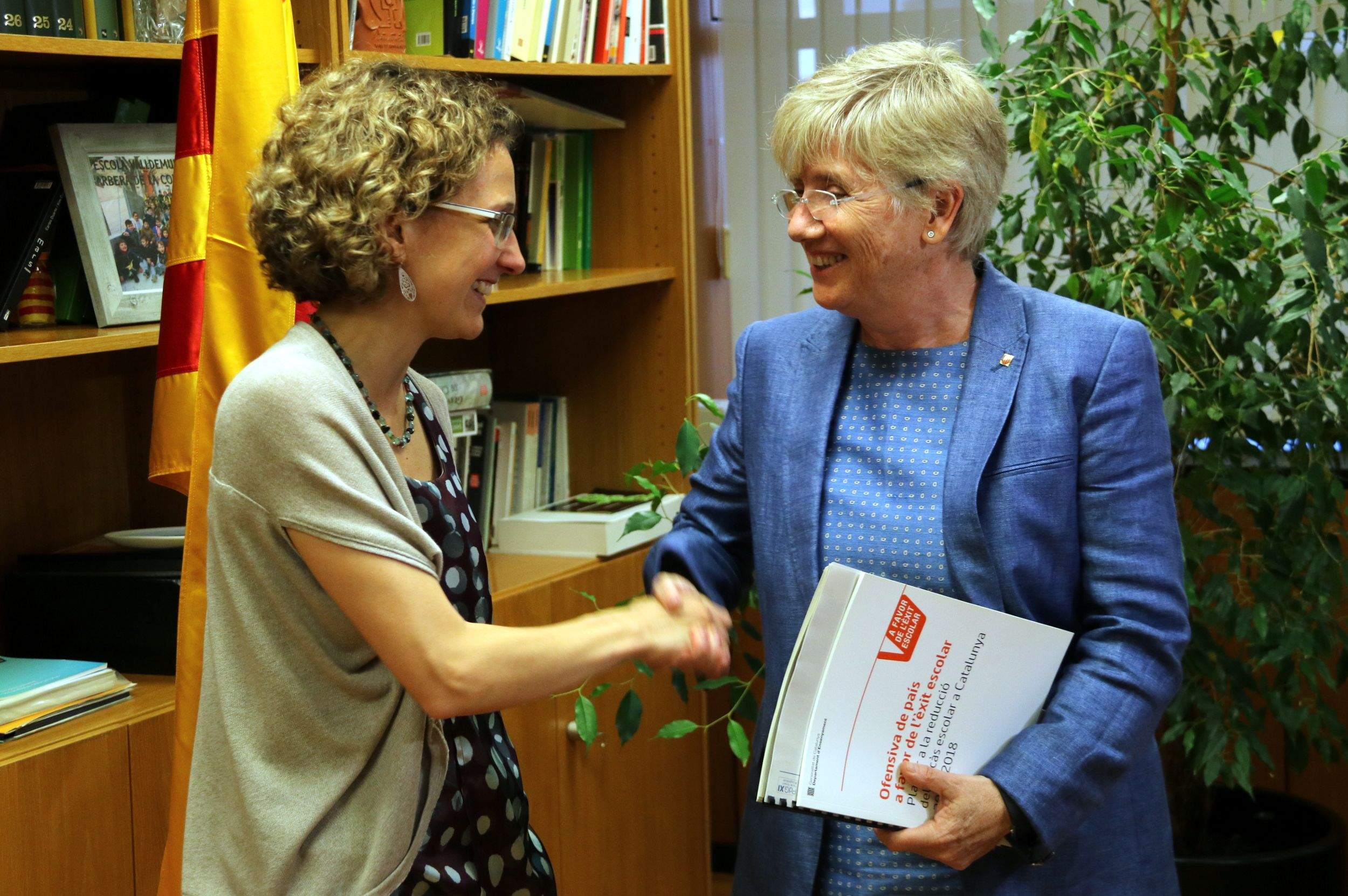 Meritxell Ruiz (esquerra) i Clara Ponsatí en el traspàs de cartera FOTO: ACN (Josep Ramon Torné)