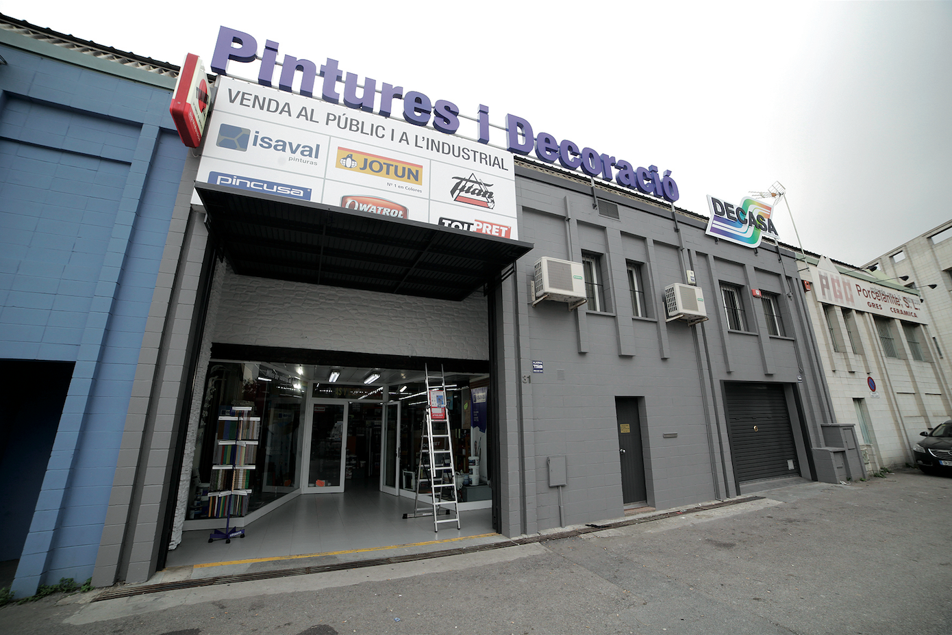 Exterior de la botiga de pintures FOTO: Arxiu