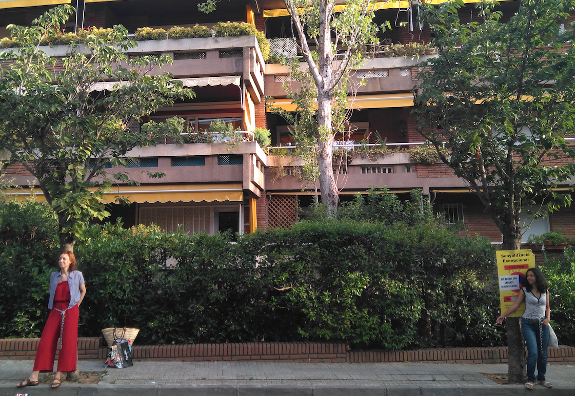 Dues de les veïnes que s'han encadenat als arbres FOTO: Bernat Bella