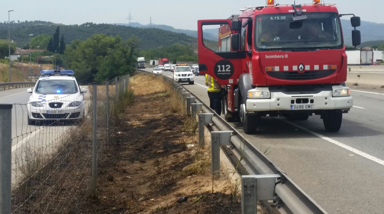 El foc ha tingut lloc a la B-30 direcció Girona FOTO: Twitter Policia Local 