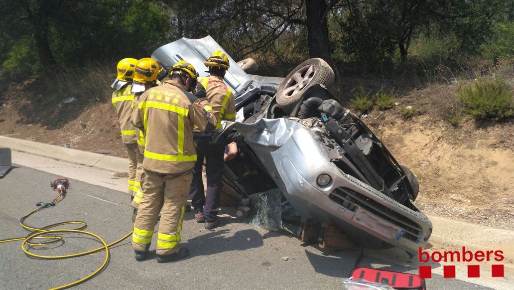 Els Bombers treballant amb el vehicle bolcat FOTO: Bombers Generalitat 