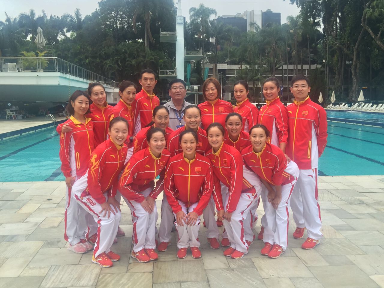 Mayuko, a la dreta d'un home japonès. FOTO: Facebook Mayuko Fujiki