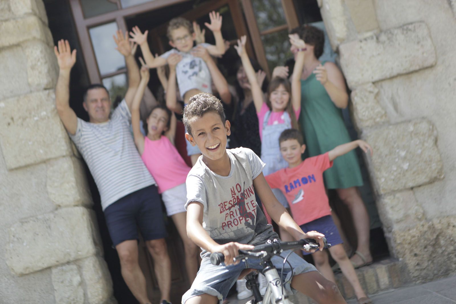 En Yusef amb part de la família Sagalés de fons FOTO: Artur Ribera 