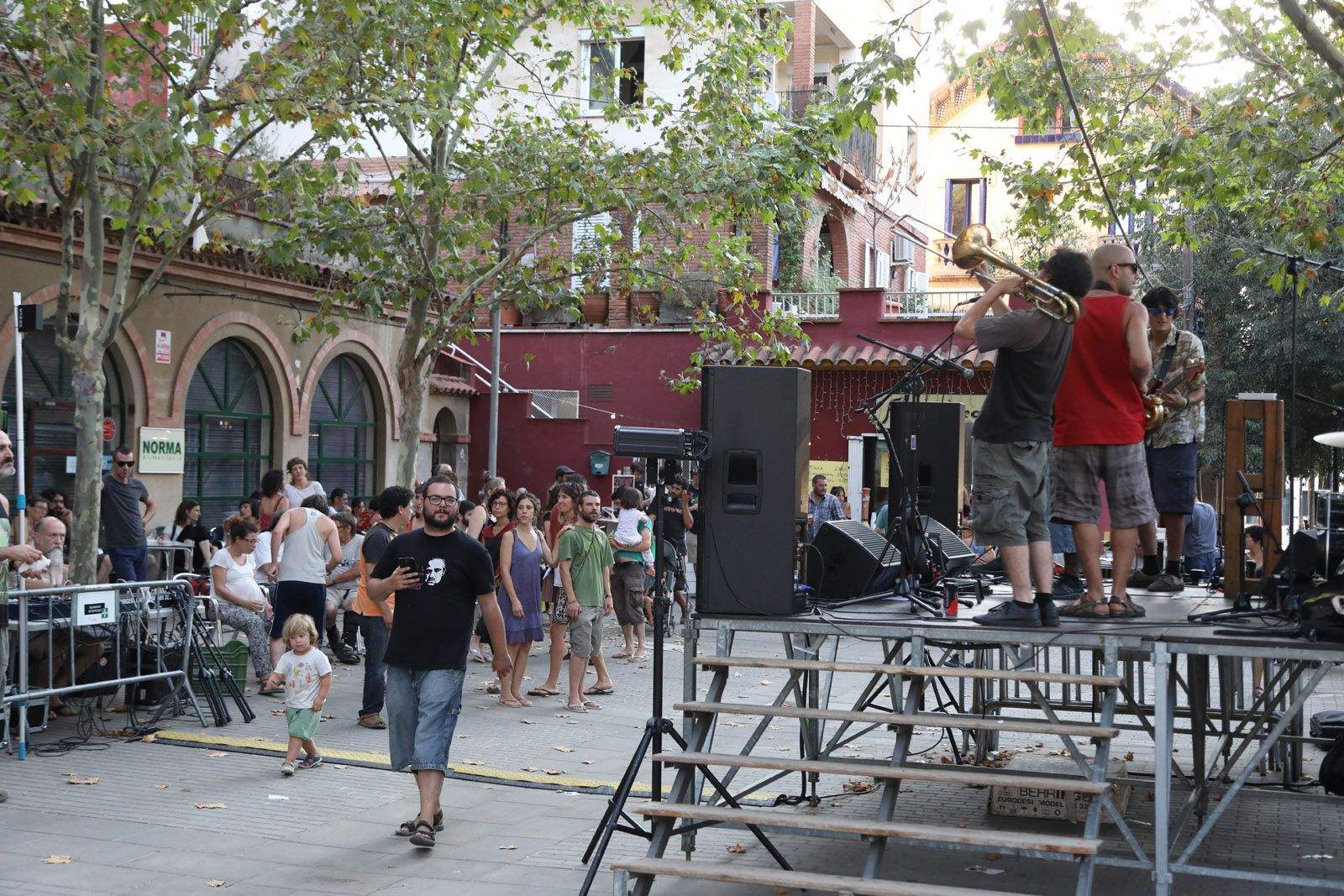 Buenas Costumbres, en concert, a la Plaça de Miquel Ros. FOTO: Lali Puig
