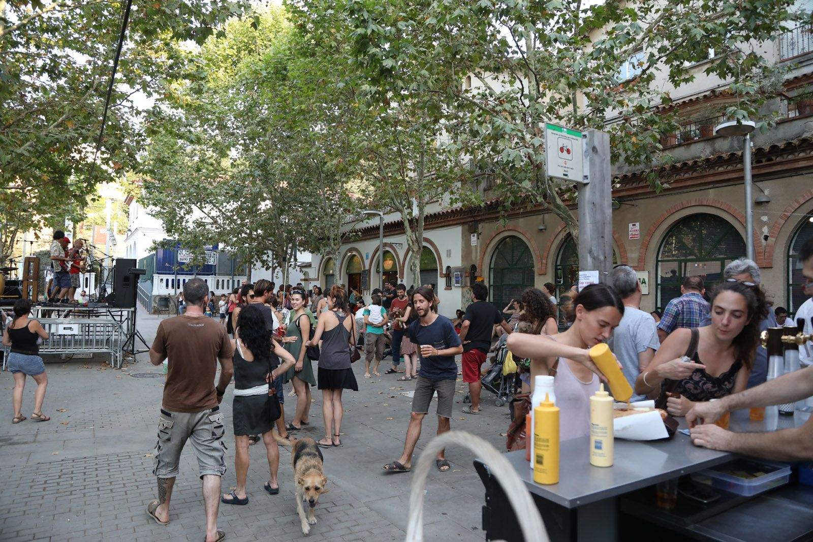 Buenas Costumbres, en concert, a la Plaça de Miquel Ros. FOTO: Lali Puig