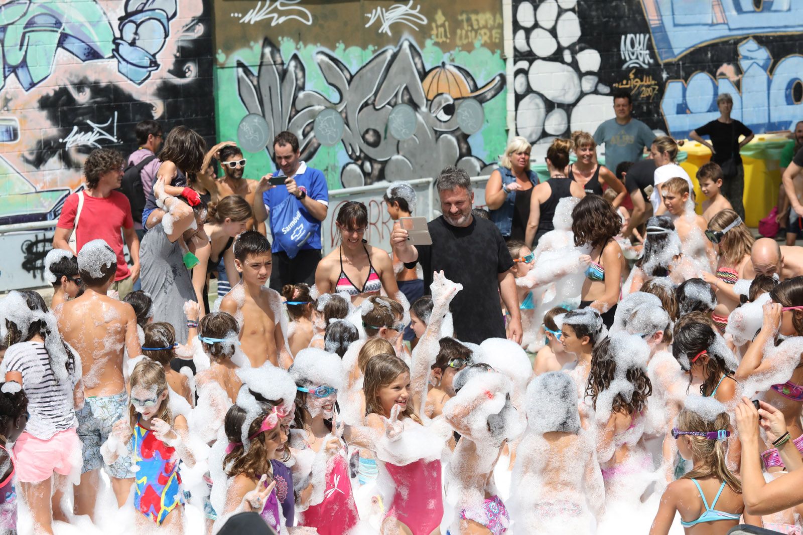Festa de l'escuma a càrrec de Xiula a les Pistes Poliesportives de la Floresta. FOTO: Lali Puig