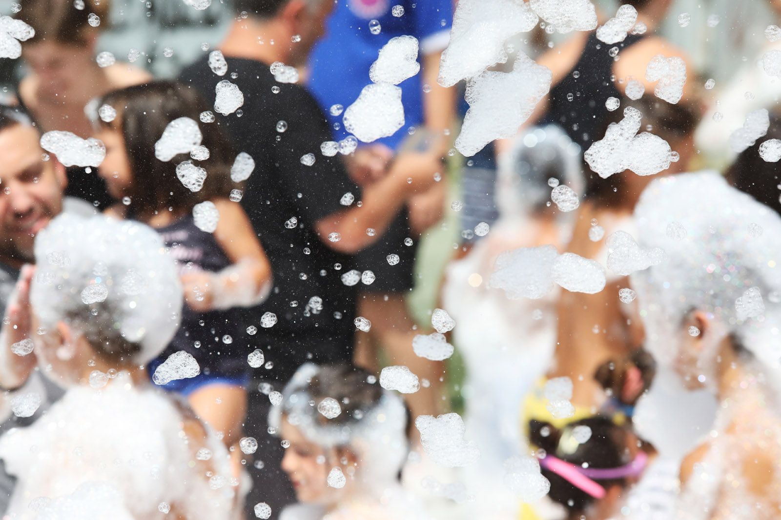 Festa de l'escuma a càrrec de Xiula a les Pistes Poliesportives de la Floresta. FOTO: Lali Puig