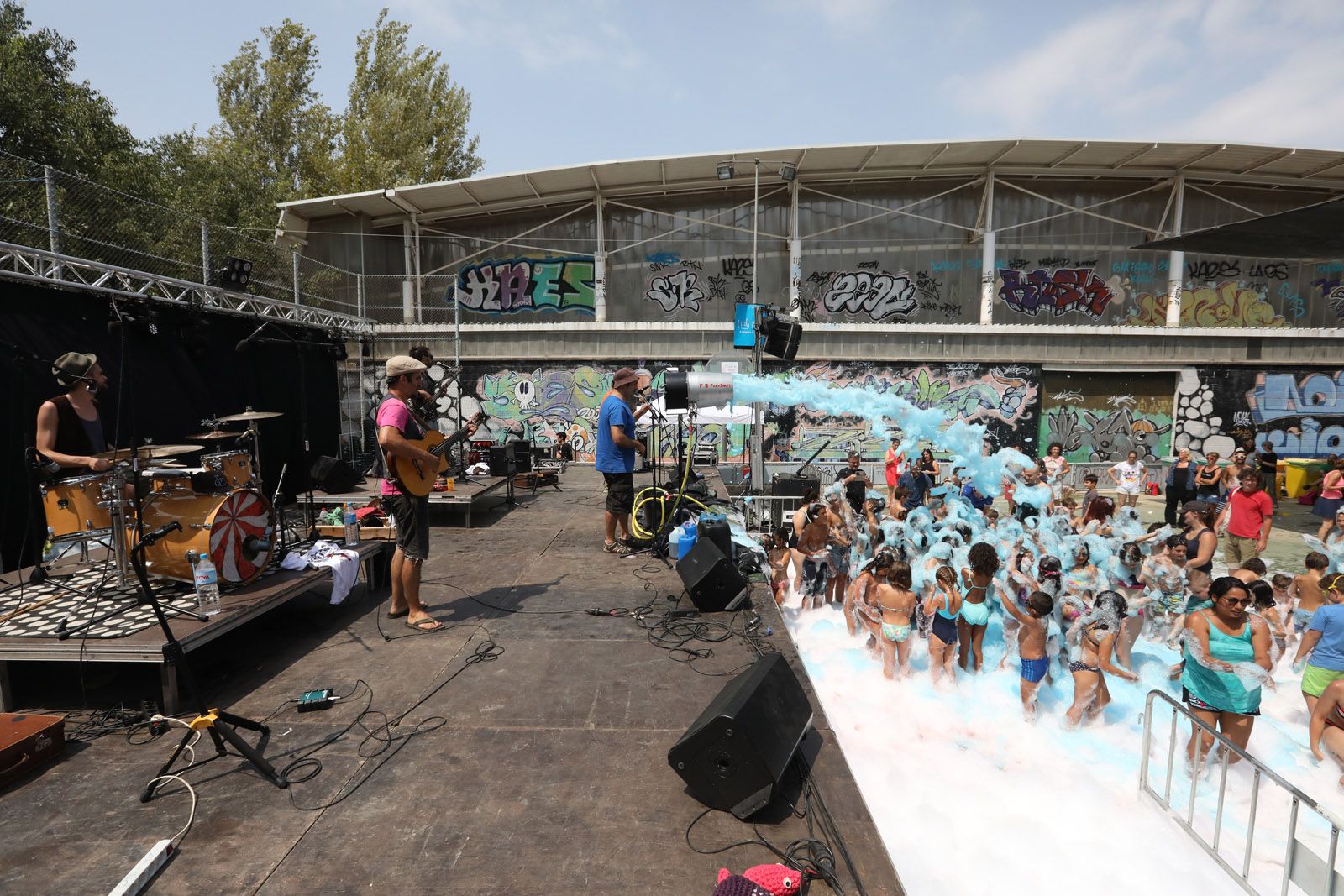 Festa de l'escuma a càrrec de Xiula a les Pistes Poliesportives de la Floresta. FOTO: Lali Puig