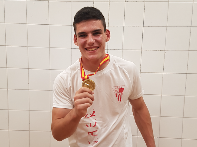 Albert Félez, amb la medalla d'ors de l'estatal en l'aparell de barres paral·leles. FOTO: Gimnàs Artístic Esportiu Rubí