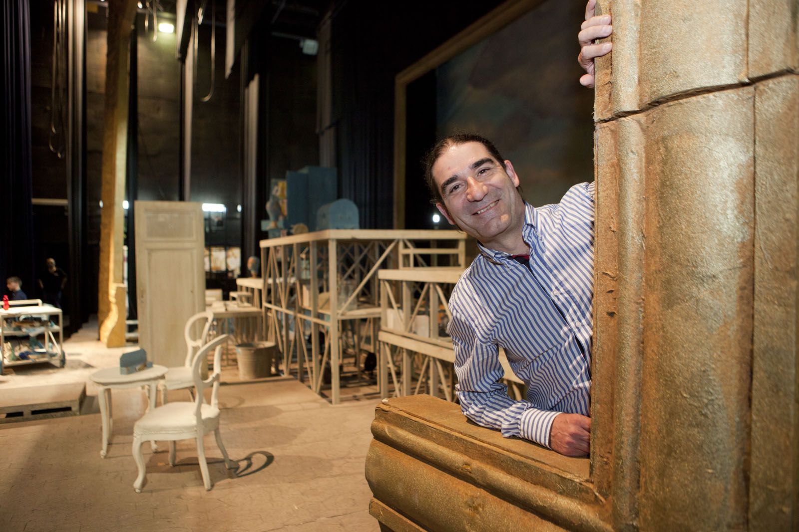 Pep Tugues a l ’escenari del Teatre-Auditori, amb el decorat de l’òpera El jove barber de Sevilla, una producció del Gran Teatre del Liceu. Foto. A. Ribera