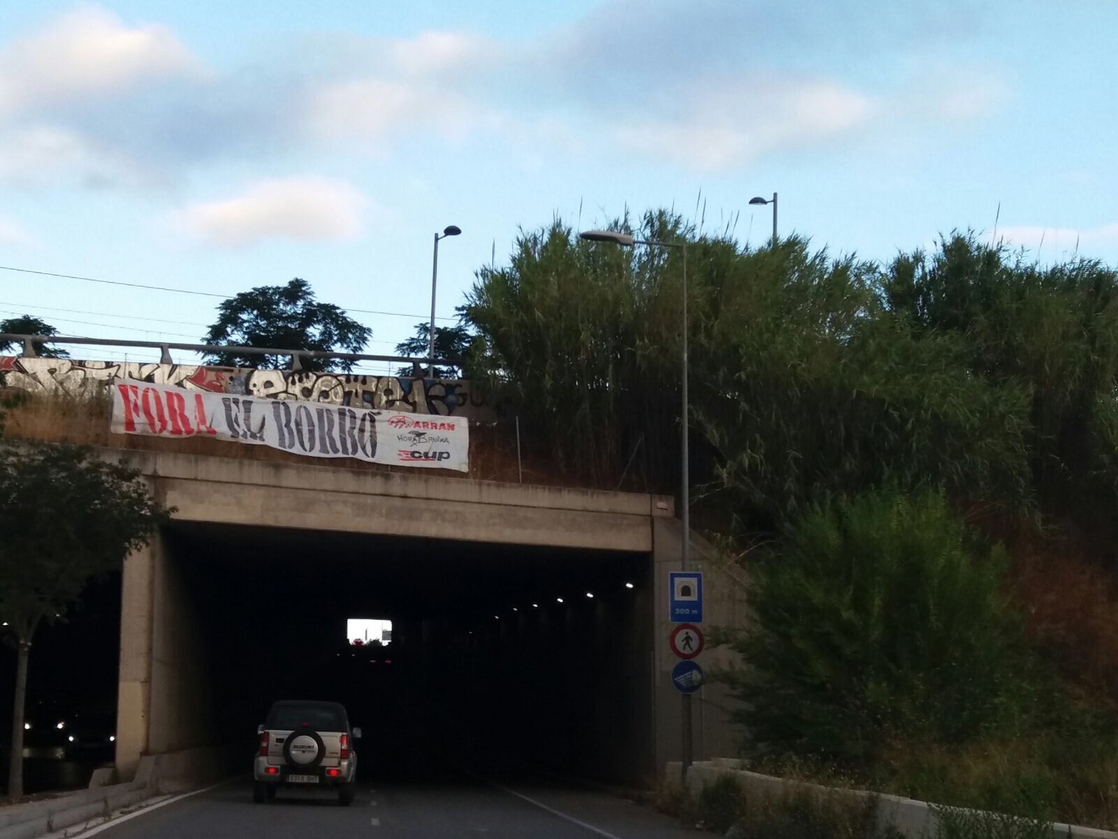 La CUP ha col·locat una pancarta a la ronda nord FOTO: Cedida 