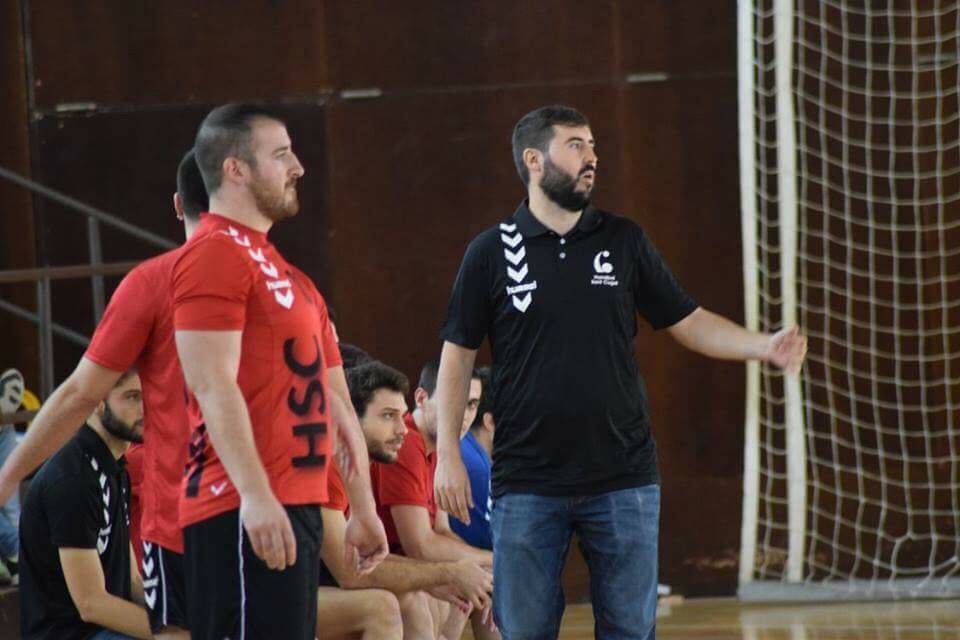 David López, de negre, dirigint un partit del primer equip del CH Sant Cugat. Foto: Anna Maymús / CHSC