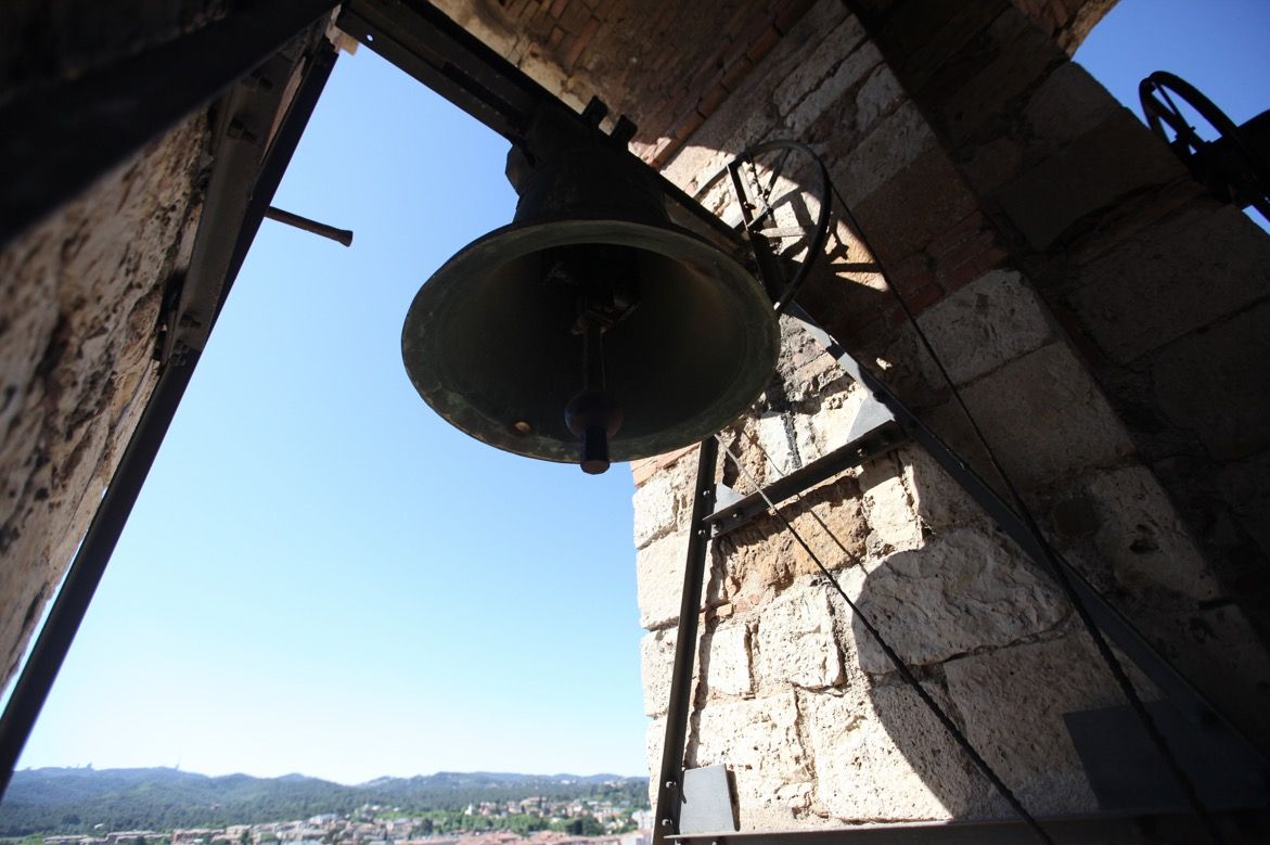 El rellotge del campanar tornarà a marcar les hores  FOTO: Lali Puig
