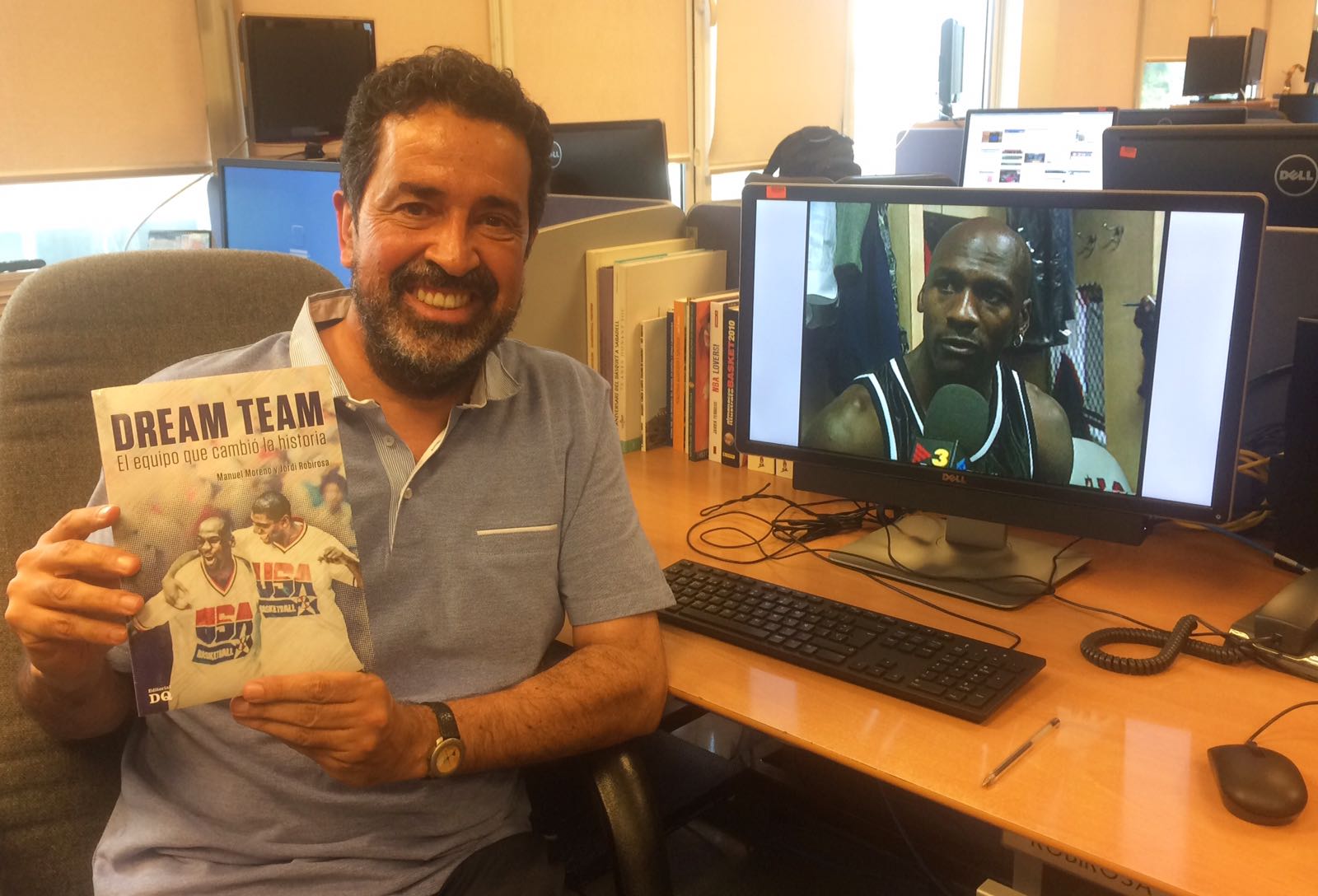 Jordi Robirosa, amb el seu nou llibre 'Dream Team. El equipo que cambió la historia'. FOTO: Cedida