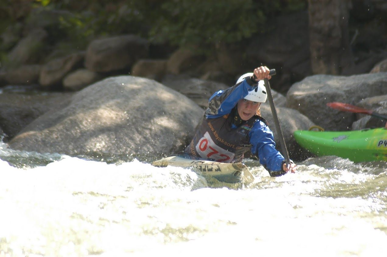 Aina Ferrer Guàrdia, en la Copa d'Espanya de Joves Promeses d'Eslàlom en piragüisme d'aigües braves, a Sort. FOTO: Norbert Aguilera
