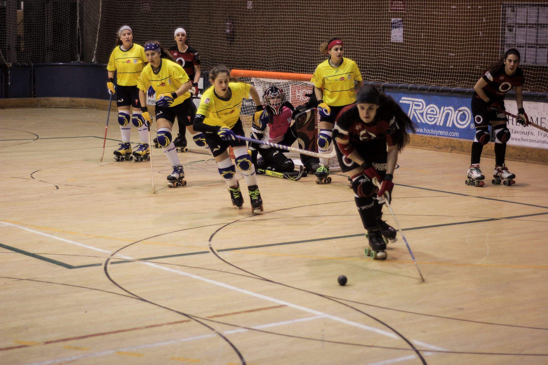 Imatge d'un partit d'aquesta temporada, 2016-2017, del PHC Sant Cugat femení. FOTO: Ale Gómez