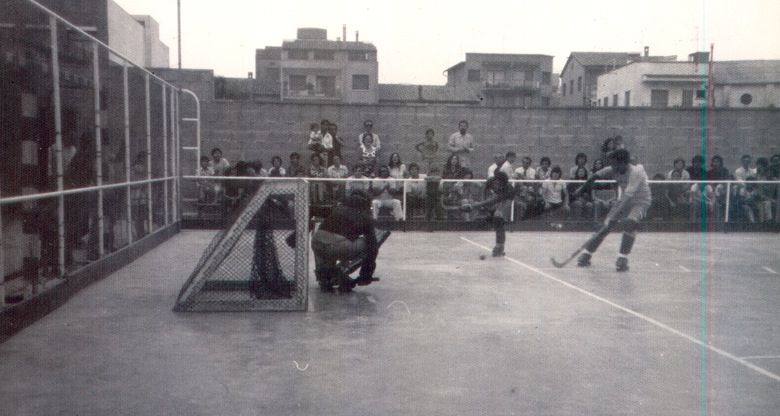 Any 1970, un equip del PHC Sant Cugat a l’antiga Pista Mendez, al costat del Pavelló 2. FOTO: PHC Sant Cugat
