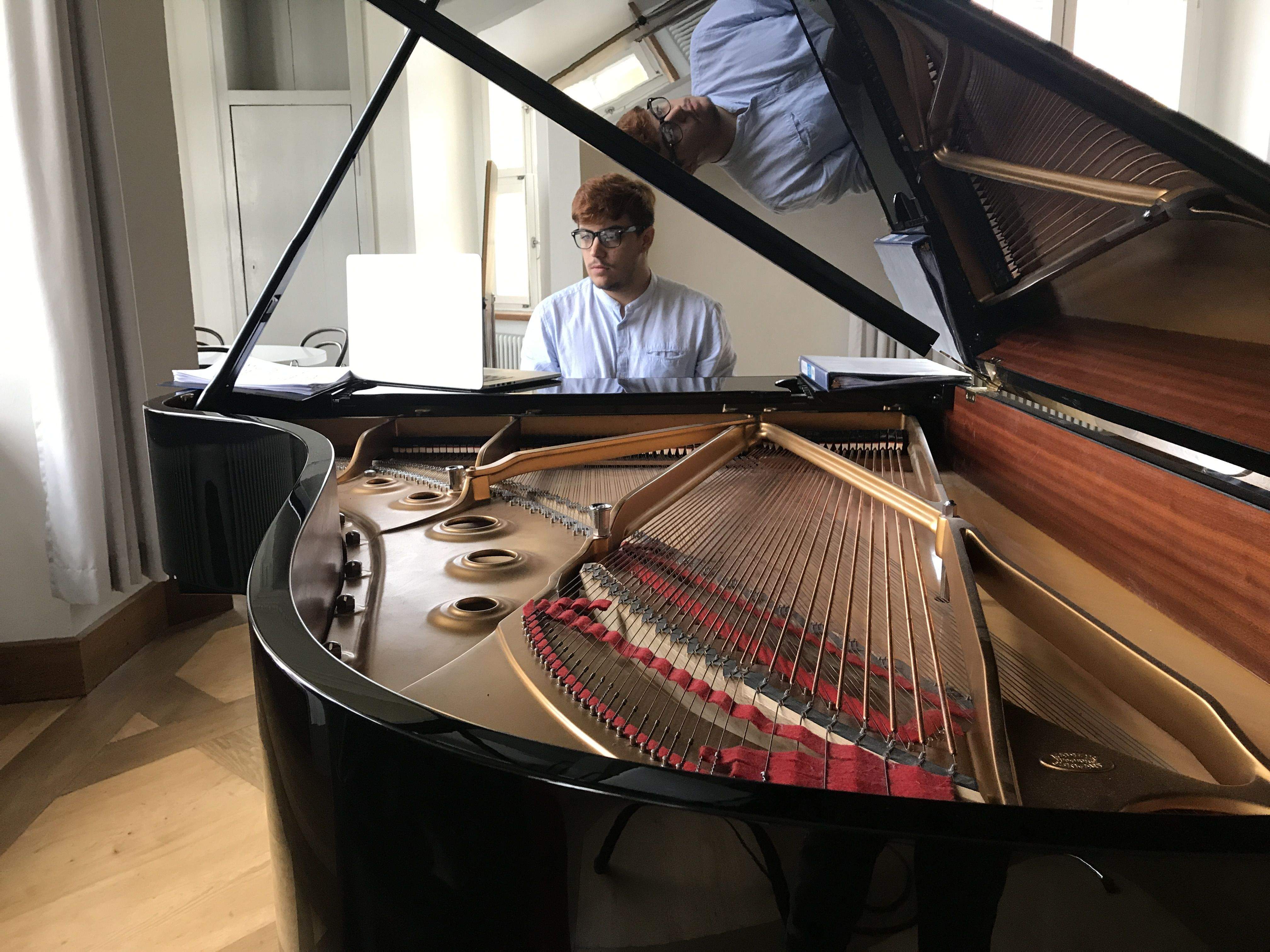 Aleix losa al piano. FOTO: Cedida