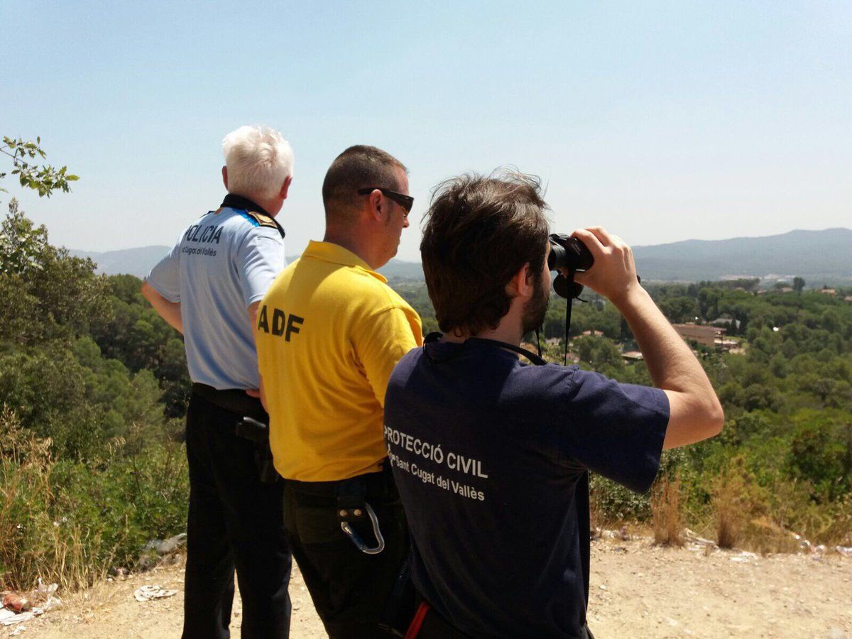 Un membre de la Policia Local, l'ADF i Protecció Civil FOTO: Twitter Policia Local 