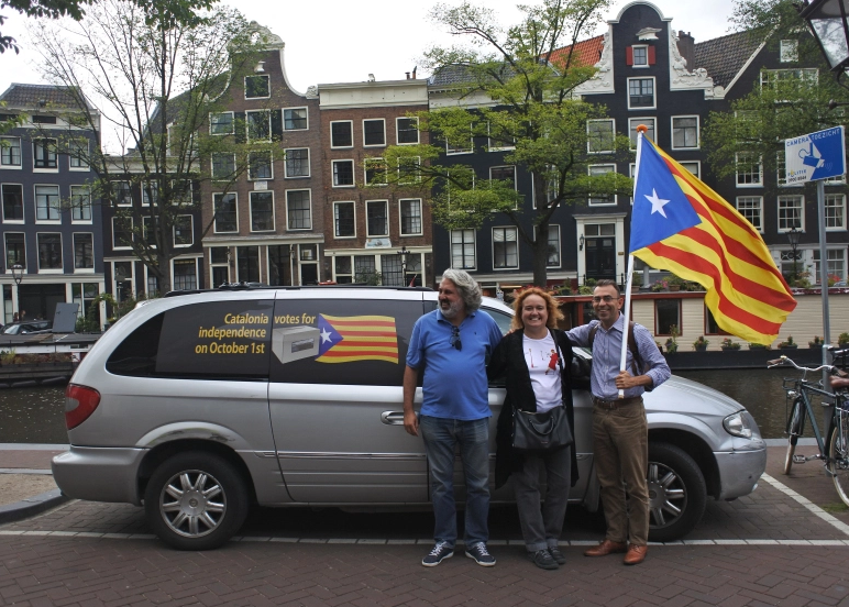 Miquel Delclòs i Judit Coll amb Miquel Marzabal, a la dreta de la imatge, representant ANC a Holanda FOTO:  Cedida 