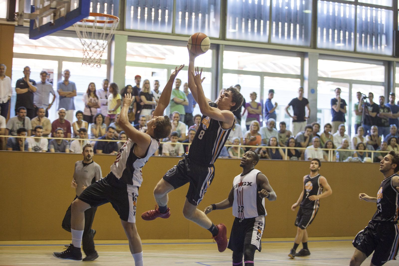Imatge d'un partit entre el Qbasket i el Garrotxa durant el play off de permanència FOTO: Lali Puig 