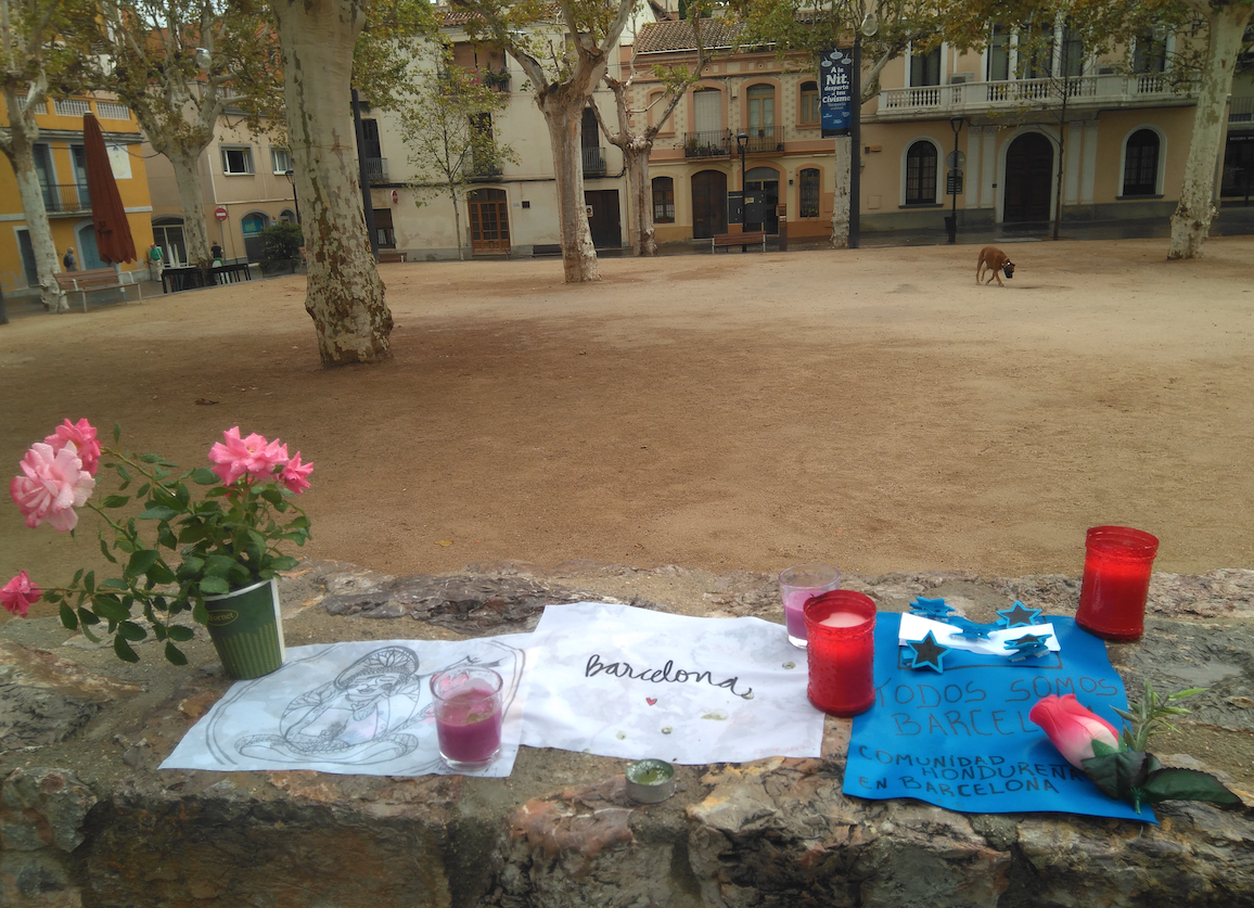 Altar a la plaça de Barcelona en homenatge a les víctimes dels atemptats terroristes